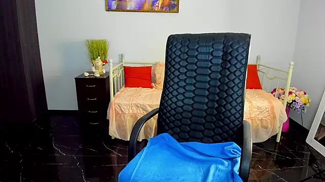 Julia Dean online show from February 10, 2025, 4:14 pm