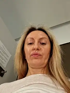 Snapshot of Miss____Mia_ chatting on February 22, 2025, 3:25 pm Miss Mia online show from February 22, 2025, 3:25 pm