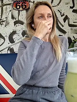 Snapshot of Miss____Mia_ chatting on October 1, 2025, 12:11 pm Miss Mia online show from October 1, 2025, 12:11 pm