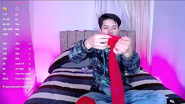 Snapshot of Pinkandyellowpokemon chatting on February 2, 2025, 4:48 am Pinkandyellowpokemon online show from February 2, 2025, 4:48 am