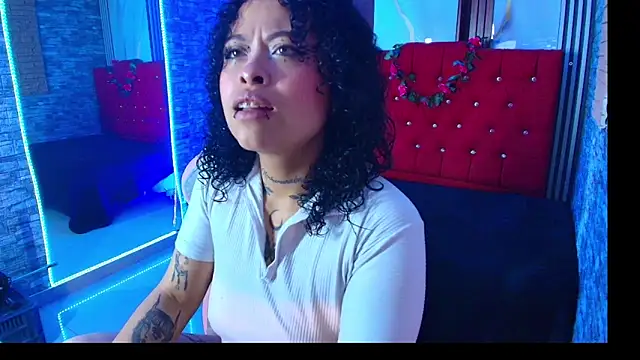 miahernadez303av online show from November 18, 2025, 3:23 am