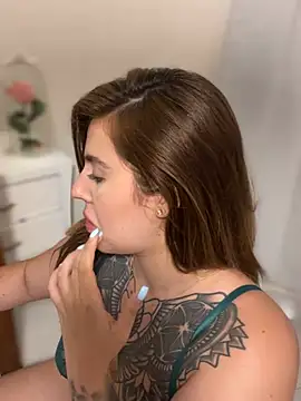 ValerieHilton online show from March 20, 2025, 1:02 am