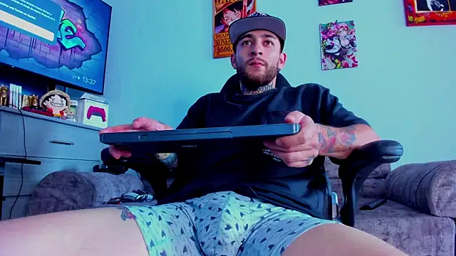 Snapshot of Drako_Lamar chatting on November 16, 2025, 6:35 pm Drako Lamar online show from November 16, 2025, 6:35 pm