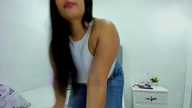 andrea osorio  online show from February 7, 2025, 1:43 pm