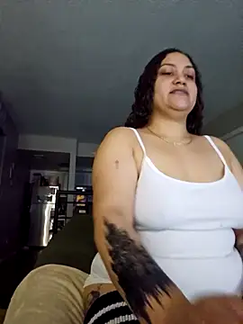 Snapshot of honeeyyy_pot chatting on October 5, 2025, 5:06 am honeeyyy pot online show from October 5, 2025, 5:06 am