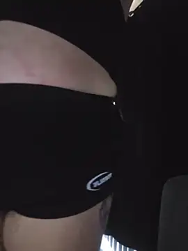 Snapshot of honeeyyy_pot chatting on December 1, 2025, 11:32 pm honeeyyy pot online show from December 1, 2025, 11:32 pm