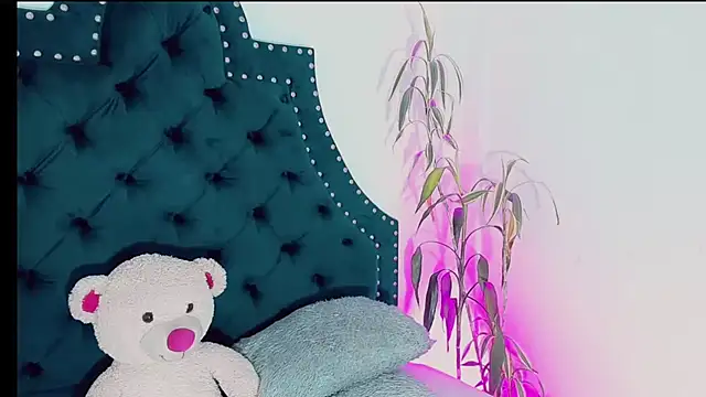 Emmaa Saenz  online show from March 5, 2025, 11:38 pm