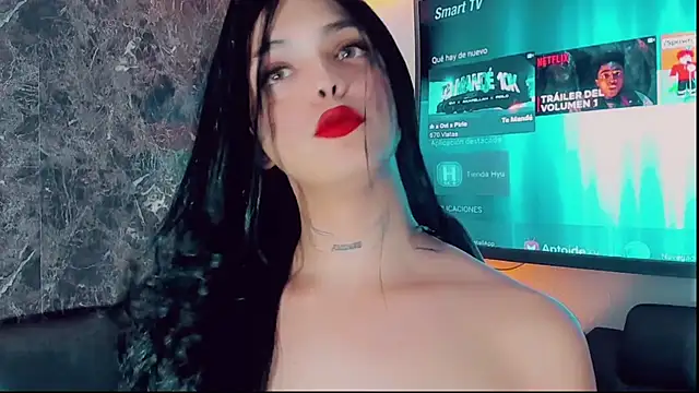 Emmaa Saenz  online show from November 26, 2025, 9:16 pm