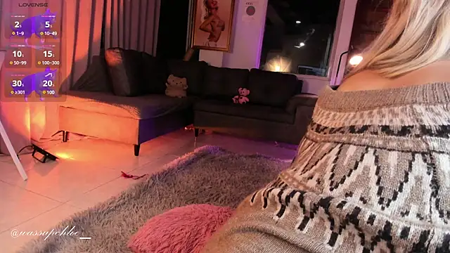 misschloe   online show from March 4, 2025, 11:32 pm