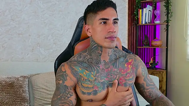 Snapshot of AdanReilly chatting on November 18, 2025, 2:32 pm AdanReilly online show from November 18, 2025, 2:32 pm