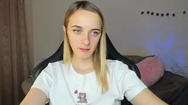 Snapshot of RouseReed chatting on November 12, 2025, 1:11 pm RouseReed online show from November 12, 2025, 1:11 pm