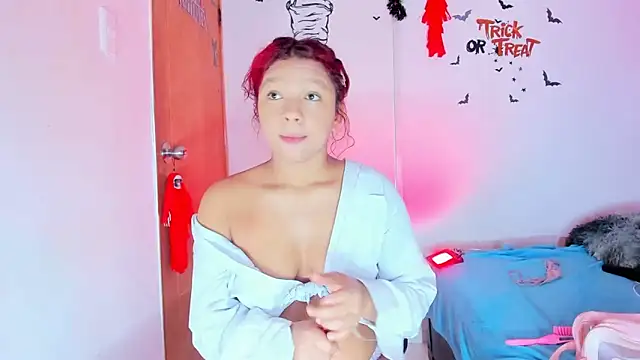 Snapshot of Emily_Coper18 chatting on October 13, 2025, 1:11 pm Emily Coper18 online show from October 13, 2025, 1:11 pm