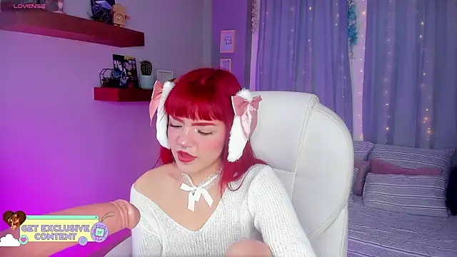 Snapshot of Tiny__Emmy chatting on December 19, 2024, 4:02 pm Tiny Emmy online show from December 19, 2024, 4:02 pm