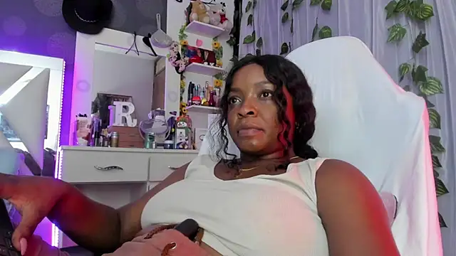 Snapshot of Reina_Love2 chatting on January 16, 2025, 10:44 pm Reina Love2 online show from January 16, 2025, 10:44 pm