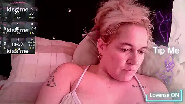 Izury Blondee online show from October 25, 2025, 3:18 pm