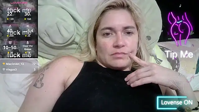 Izury Blondee online show from November 10, 2025, 10:42 pm