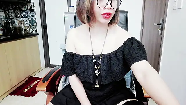 Snapshot of Miu-Le chatting on November 9, 2025, 6:28 pm Miu-Le online show from November 9, 2025, 6:28 pm