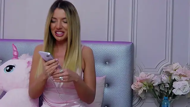 ClaraHazel online show from December 6, 2024, 1:11 pm