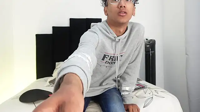 harrytwink18 online show from January 13, 2025, 1:49 pm