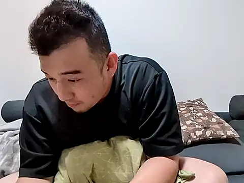 Snapshot of KOUHEY2023 chatting on December 15, 2025, 12:20 pm KOUHEY2023 online show from December 15, 2025, 12:20 pm