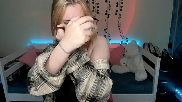 Snapshot of Emily_Gin chatting on October 10, 2025, 2:43 am Emily Gin online show from October 10, 2025, 2:43 am