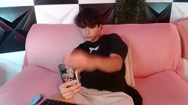 Snapshot of Dani_cumboy chatting on December 17, 2024, 1:29 am Dani cumboy online show from December 17, 2024, 1:29 am