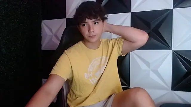 Snapshot of Dani_cumboy chatting on January 5, 2025, 1:35 am Dani cumboy online show from January 5, 2025, 1:35 am