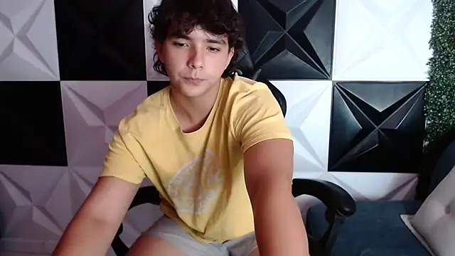 Snapshot of Dani_cumboy chatting on January 5, 2025, 4:36 am Dani cumboy online show from January 5, 2025, 4:36 am
