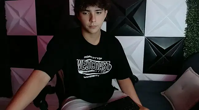 Snapshot of Dani_cumboy chatting on January 12, 2025, 3:28 am Dani cumboy online show from January 12, 2025, 3:28 am