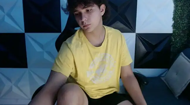 Snapshot of Dani_cumboy chatting on January 24, 2025, 6:14 am Dani cumboy online show from January 24, 2025, 6:14 am