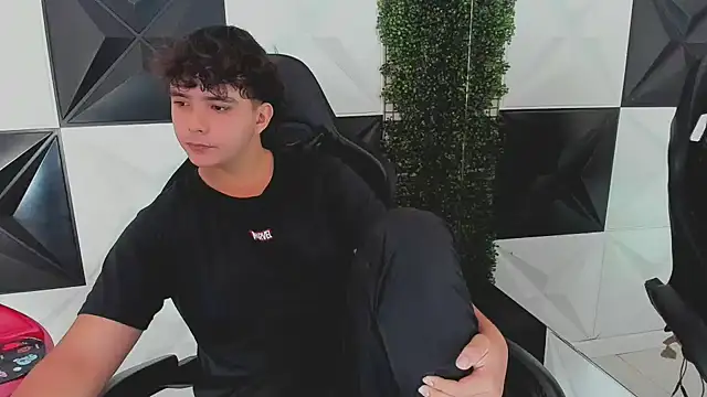 Snapshot of Dani_cumboy chatting on September 30, 2025, 2:33 pm Dani cumboy online show from September 30, 2025, 2:33 pm
