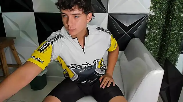 Dani cumboy online show from December 17, 2025, 2:34 pm