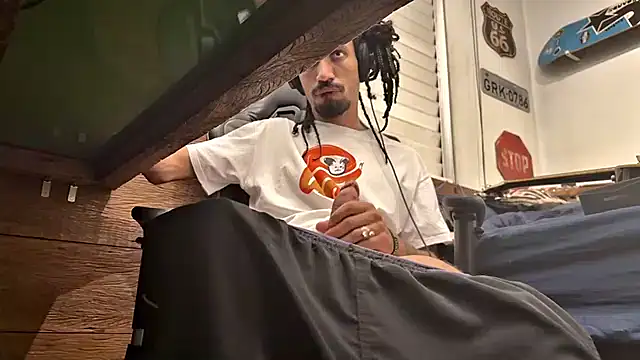 Snapshot of hotcamboy420 chatting on February 5, 2025, 3:45 am hotcamboy420 online show from February 5, 2025, 3:45 am