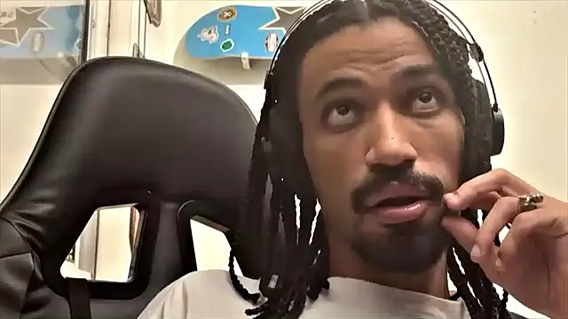 Snapshot of hotcamboy420 chatting on February 14, 2025, 4:04 am hotcamboy420 online show from February 14, 2025, 4:04 am