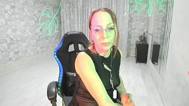 Snapshot of JessicaFamee chatting on October 27, 2025, 10:36 pm JessicaFamee online show from October 27, 2025, 10:36 pm