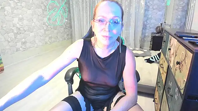 Snapshot of JessicaFamee chatting on November 18, 2025, 9:41 pm JessicaFamee online show from November 18, 2025, 9:41 pm