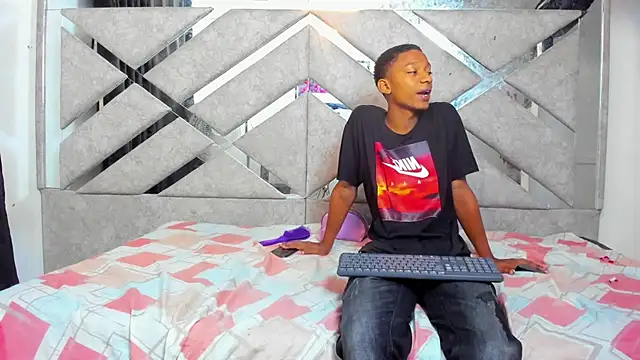 EvaxEmma online show from February 7, 2025, 12:50 pm