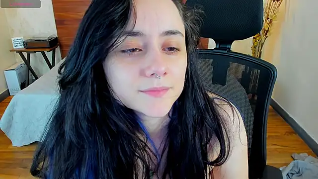 Snapshot of KatherineBond chatting on February 1, 2025, 12:18 am KatherineBond online show from February 1, 2025, 12:18 am