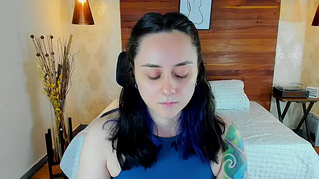 Snapshot of KatherineBond chatting on February 22, 2025, 12:27 am KatherineBond online show from February 22, 2025, 12:27 am