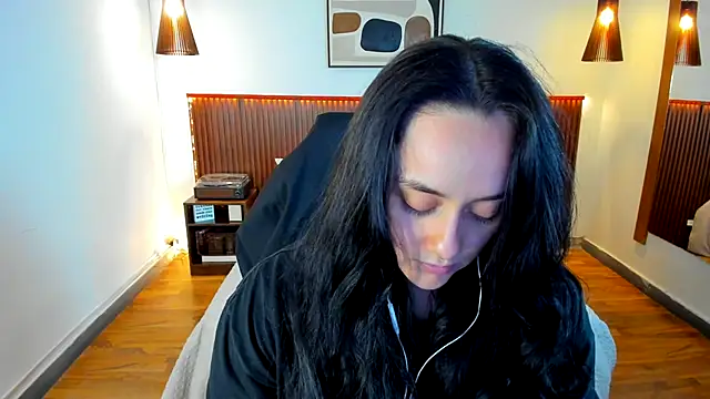 Snapshot of KatherineBond chatting on October 10, 2025, 7:13 pm KatherineBond online show from October 10, 2025, 7:13 pm