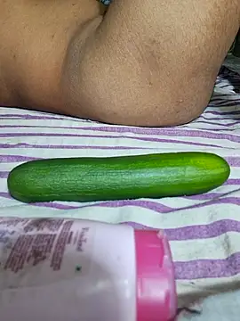 Snapshot of Priya_Bong chatting on September 24, 2025, 7:39 pm Priya Bong online show from September 24, 2025, 7:39 pm