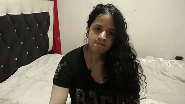 Snapshot of Katty_Bones chatting on October 21, 2025, 4:13 am Katty Bones online show from October 21, 2025, 4:13 am