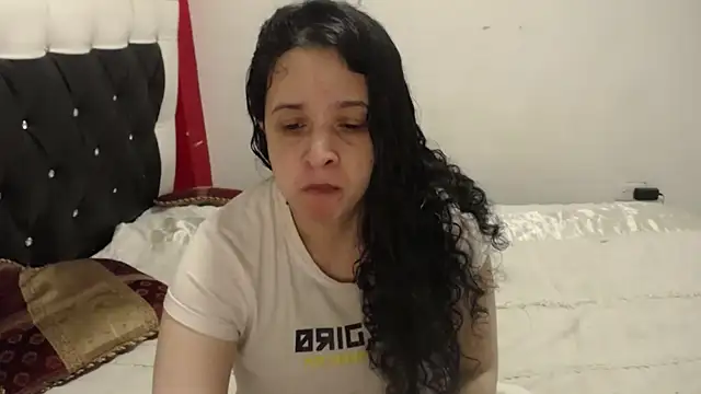 Snapshot of Katty_Bones chatting on November 5, 2025, 1:33 pm Katty Bones online show from November 5, 2025, 1:33 pm