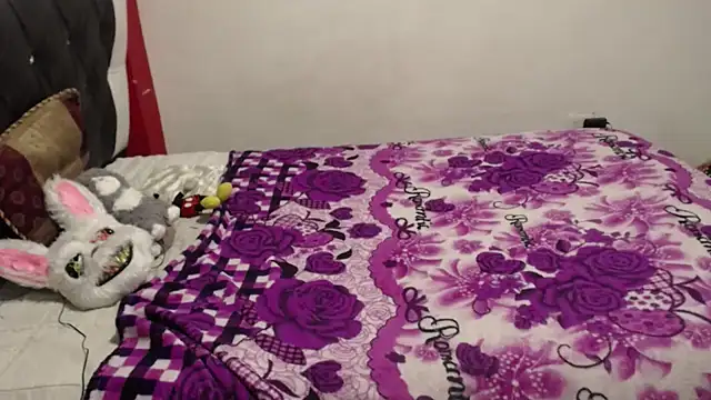 Katty Bones online show from November 11, 2025, 1:44 pm