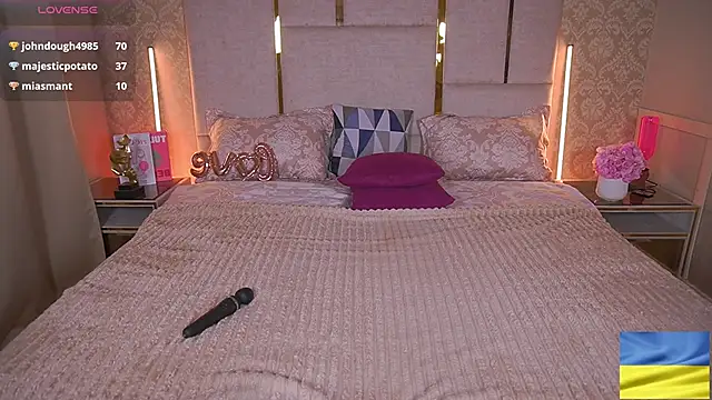 SusieWood online show from February 25, 2025, 12:14 am