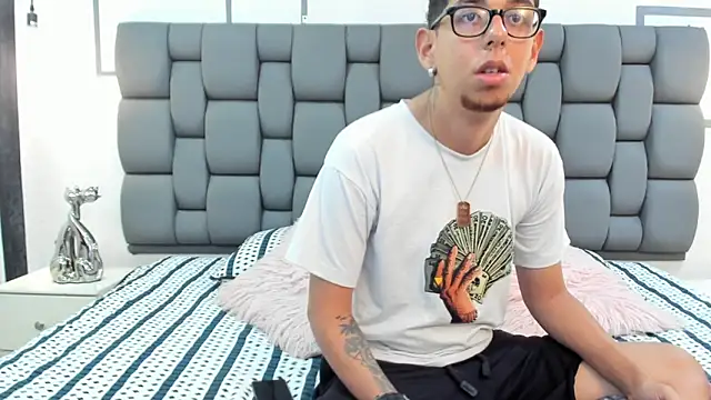 Derek and Skarlet online show from September 18, 2025, 3:25 pm