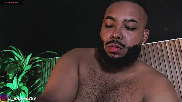 Snapshot of DilanJonnes_ chatting on October 12, 2025, 11:15 pm DilanJonnes  online show from October 12, 2025, 11:15 pm