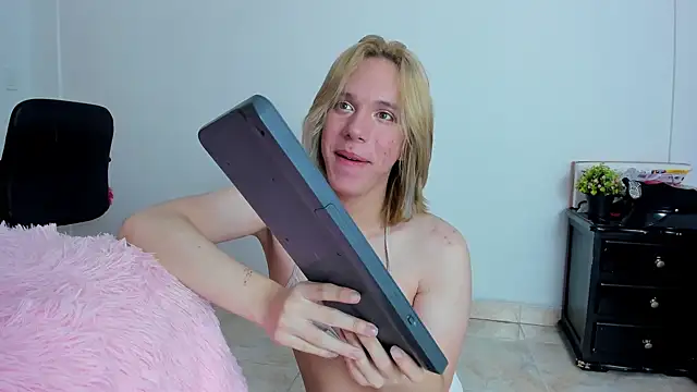 Snapshot of _Little_angel69 chatting on December 18, 2024, 5:21 pm  Little angel69 online show from December 18, 2024, 5:21 pm