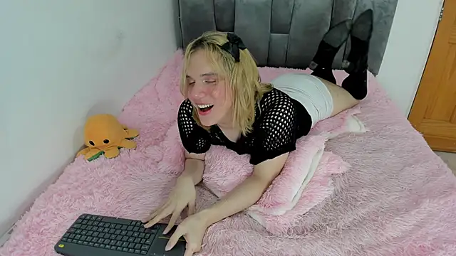 Snapshot of _Little_angel69 chatting on February 28, 2025, 4:53 pm  Little angel69 online show from February 28, 2025, 4:53 pm