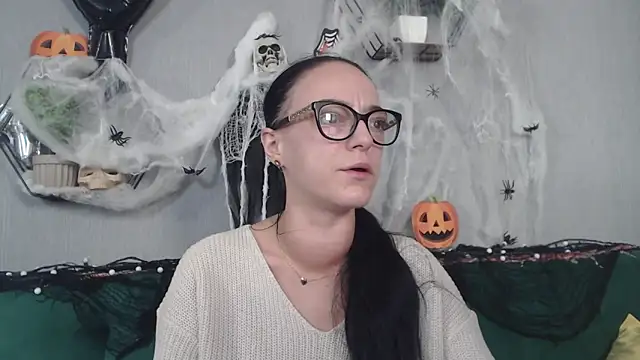 Snapshot of IzabelllNoir chatting on October 28, 2025, 5:33 am IzabelllNoir online show from October 28, 2025, 5:33 am